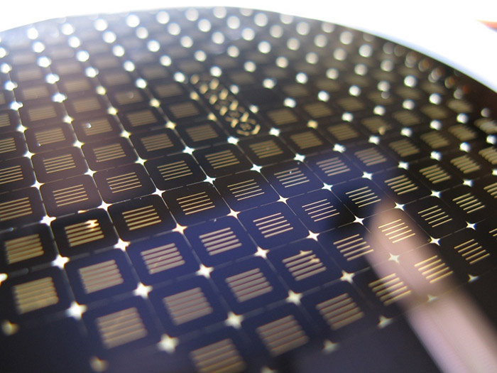 simpore公司的晶圆上一排超薄(15 nm)薄膜元件图像.
